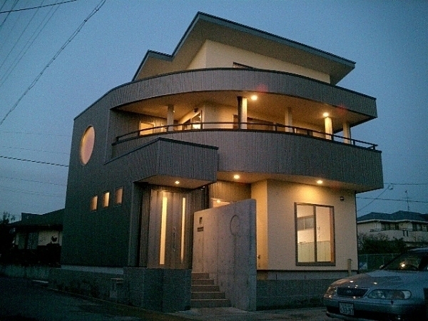 三好ヶ丘の家3階建て外観南西面（夜景）