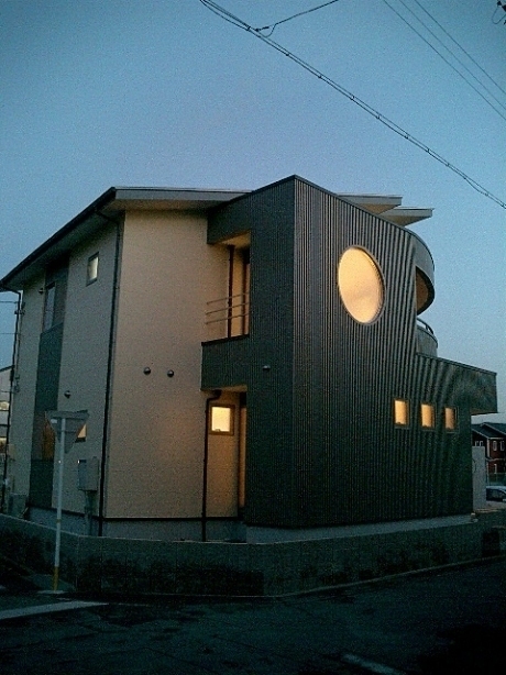 三好ヶ丘の家3階建て外観北西面（夜景）