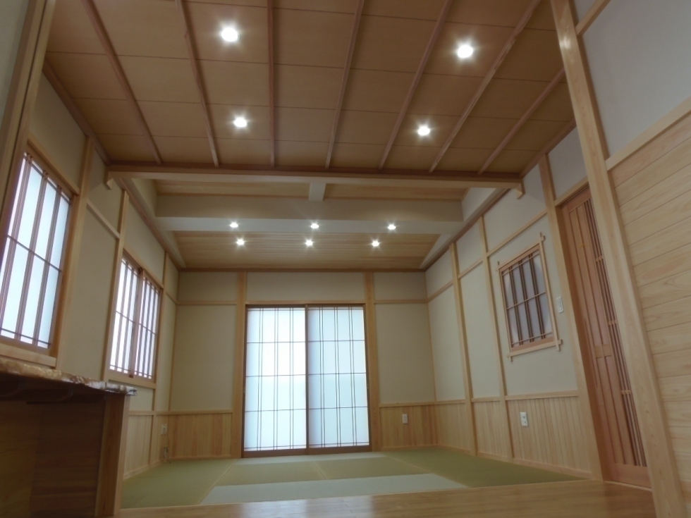 岡崎福岡の家の無垢板の竿縁天井と腰板の桧と漆喰壁