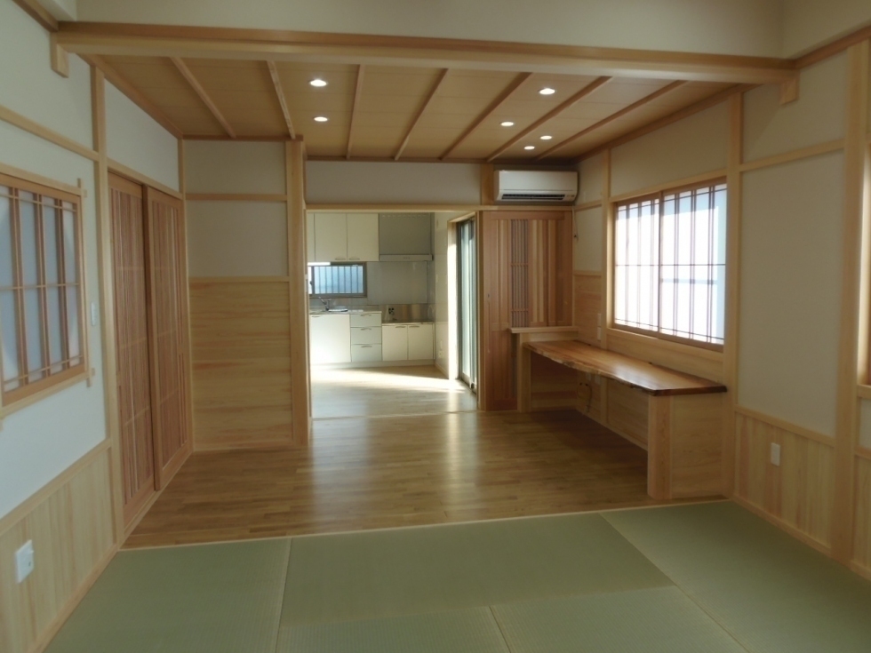 岡崎福岡の家のダイニング・キッチンへとつながる和室