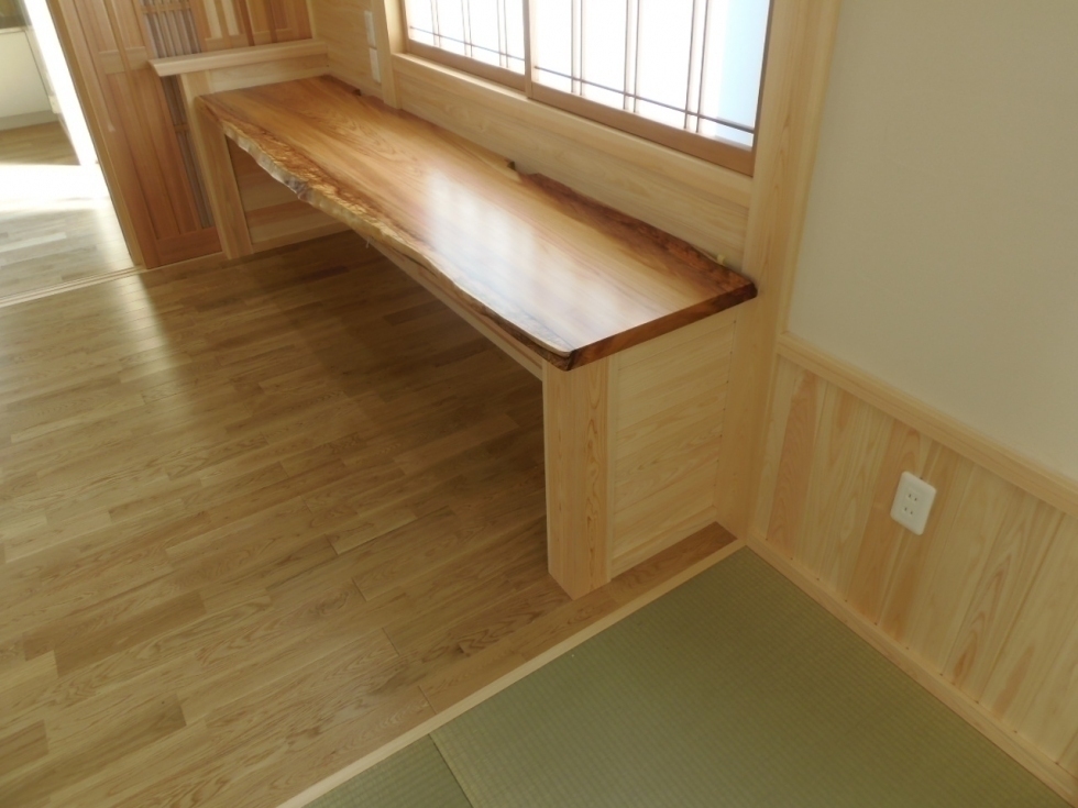 岡崎福岡の家の無垢板のカウンターテーブル
