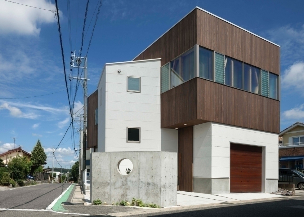 新町の自邸の外観:屋内駐車場